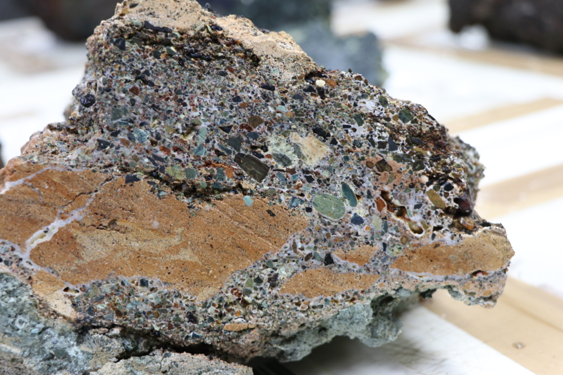 Une brèche échantillonnée lors de la dernière plongée et nommée « SMARTIES-rock » à cause de sa grande variété de couleurs